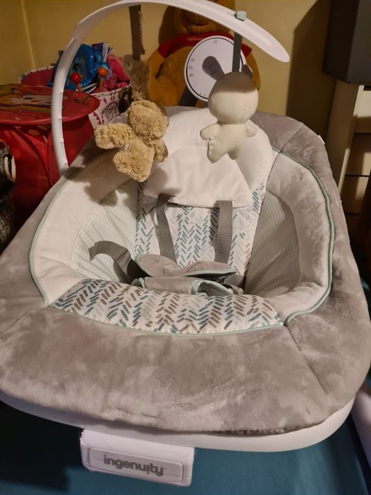 Balansoar cu vibrații și sunete pentru bebeluș ingenuity