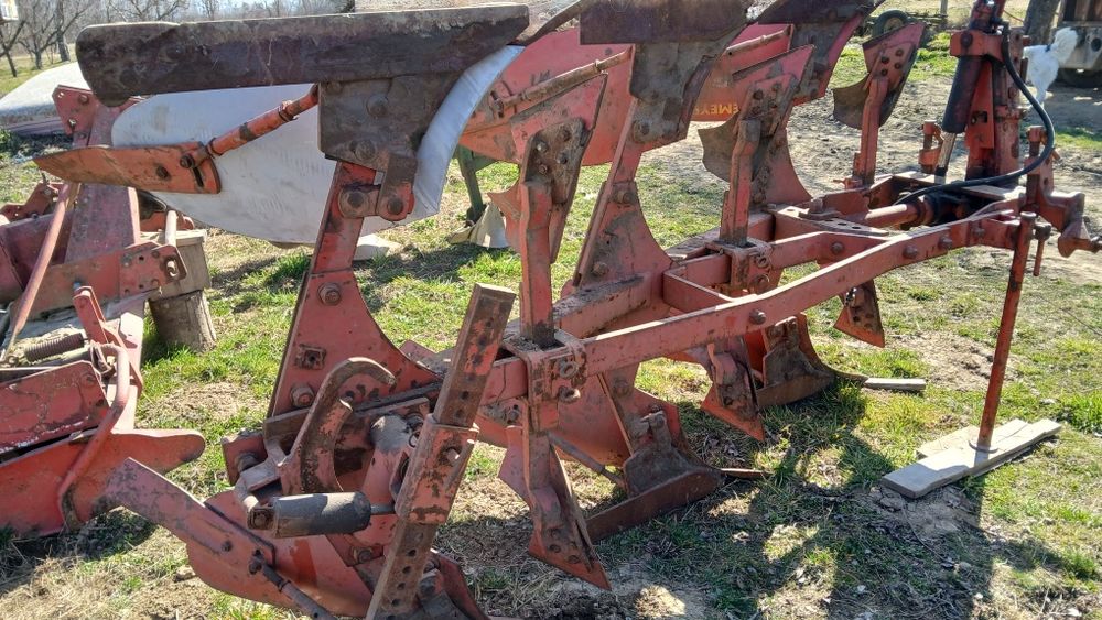 Plug reversibil cu 3 si 2 brazde