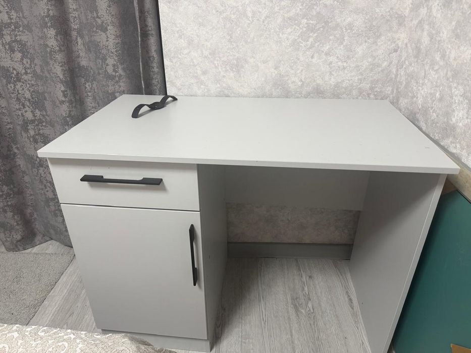 Продам письменный стол с тумбой