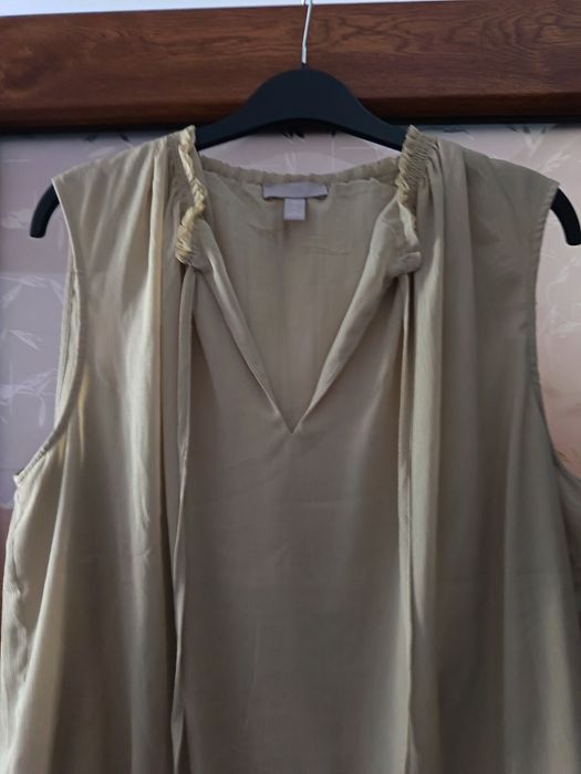 Top mărimea 42 de la H&M. Este nou.