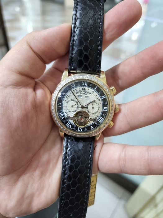 Золотые часы Патек Филип с бриллиантами для брутальных мужчин.