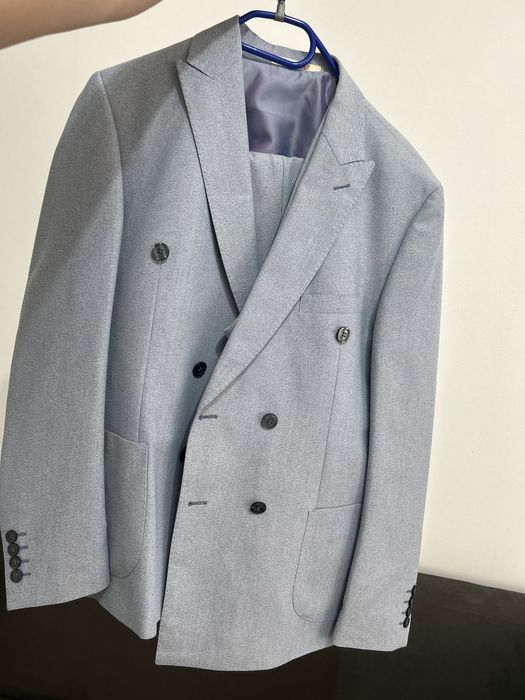 Продам двубортовый классический костюм-тройку “SIMONE”