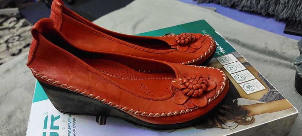 Vând pantofi piele f.usori.