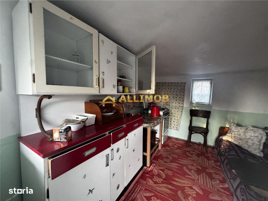 Casa batraneasca si teren 758 mp in Negoiesti.