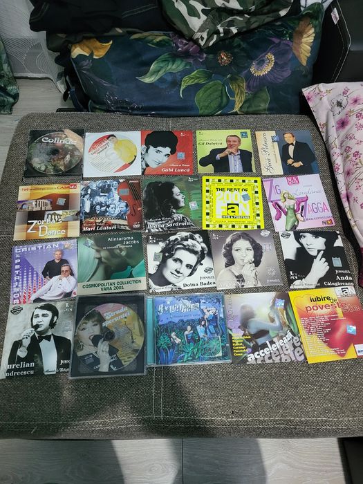 Vând colecție de DVD uri cu hituri românești