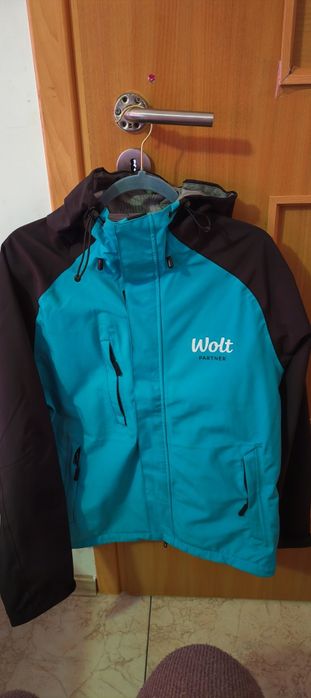 Vând echipament Wolt – geacă + 2 tricouri (unul n