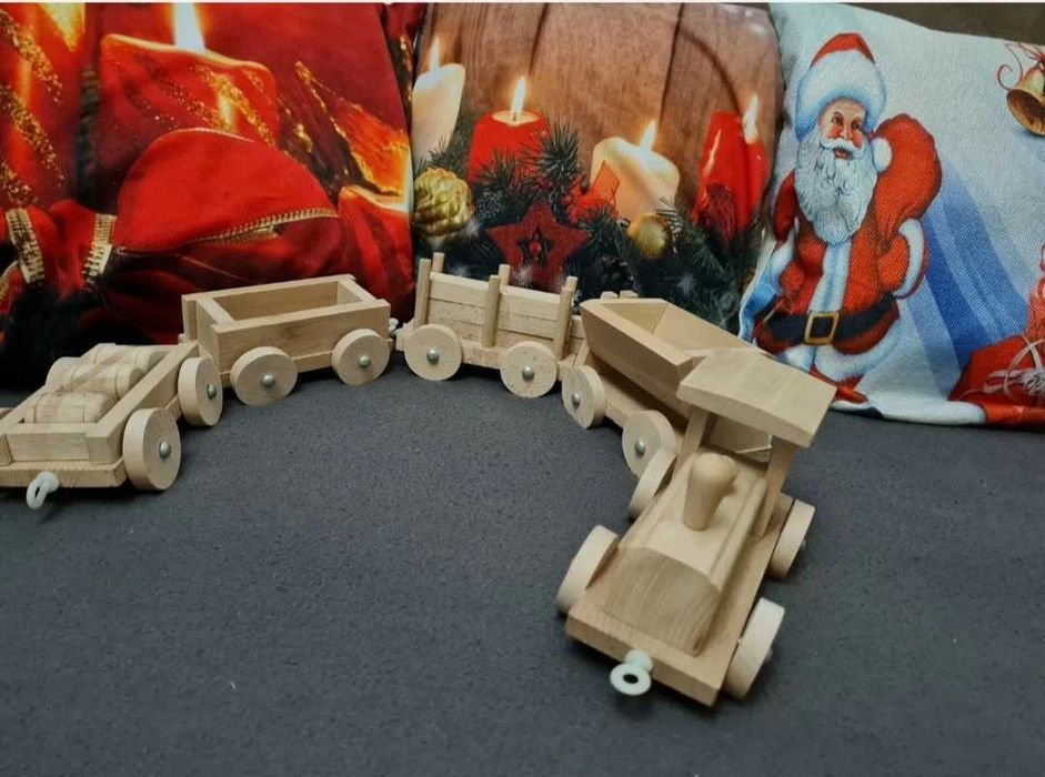 Ръчно направено дървено влакче