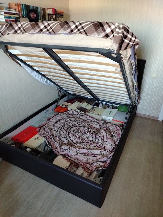 Продам кровать двухспальную.