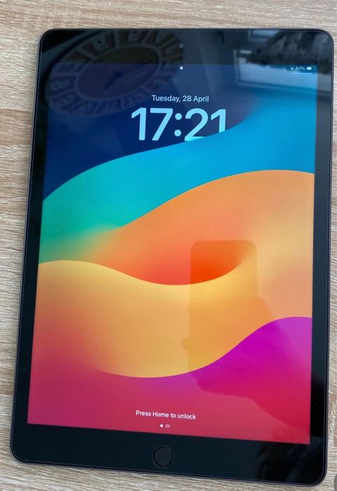 Apple iPad 8 2020 32GB – 3 huse + folie sticlă + stare excelentă