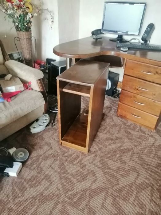 Бюро от масивно дърво с чекмеджета и място за компютър