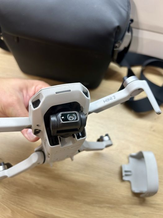 Продавам DJI Mini 2  с контролер и 2 батерии.