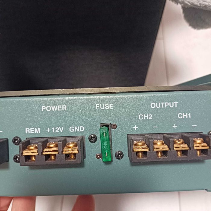 Стъпало усилвател за кола