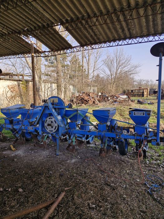 Vând tot ce se vede, doua semanatori si instalatia de erbicidat!