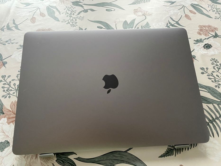 Apple MacBook Pro 2018, Touchbar, I7, 256SSD, 16GB, 4GB placa video.