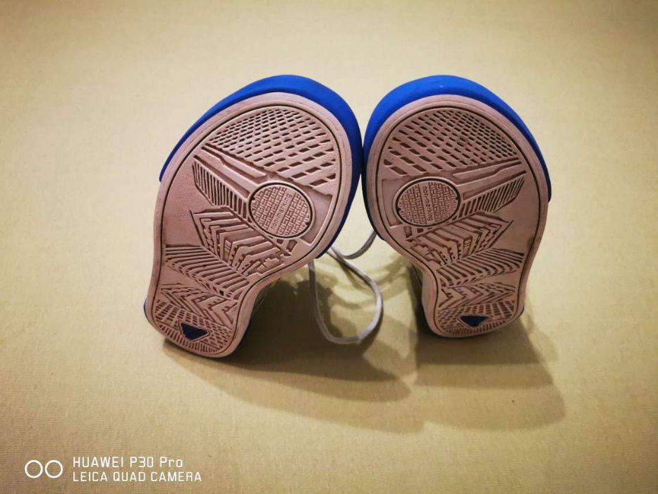 Детски маратонки Адидас за момче, номер 35, идеално запазени!