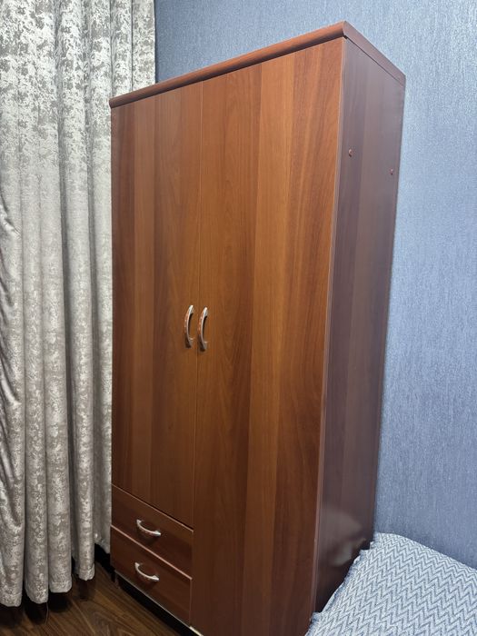 Шкаф 2 отсека, один с полками другой без . Состояние хорошее