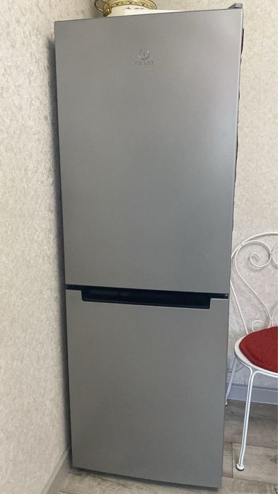 Продам холодильник Indesit