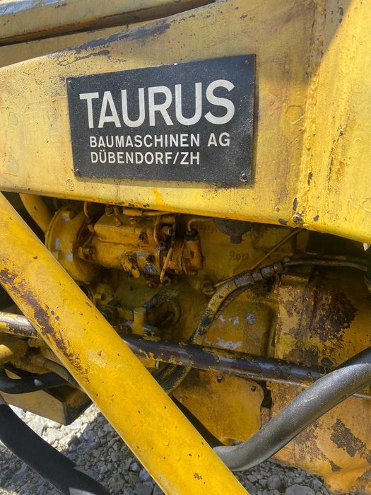 Massey Ferguson tractor cu incarcator frontal