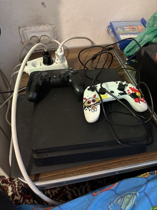 Playstation 4 със два джойстика и 9 бр. Игри