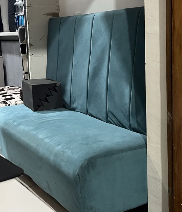 Компактный велюровый диван