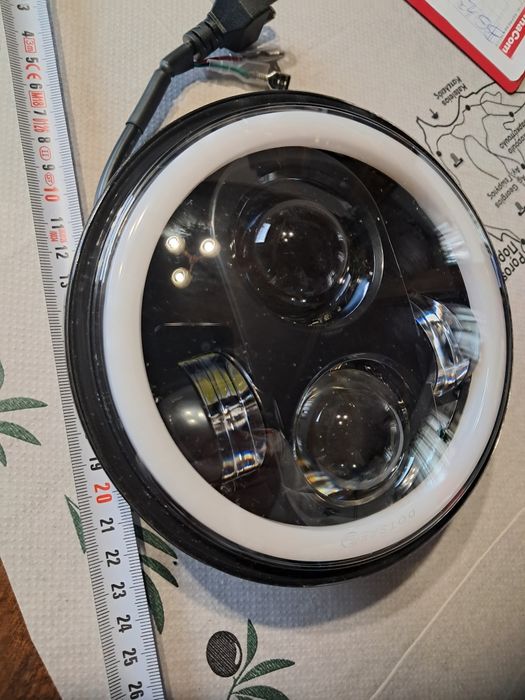 Продавам комплект нови фарове!