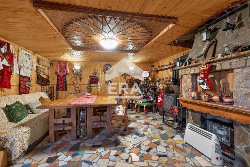 Ексклузивна, двуетажна, обзаведена къща за продажба, с работещ магазин