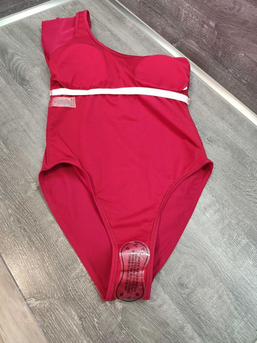 Елегантен цял бански с едно рамо и двойни къдри