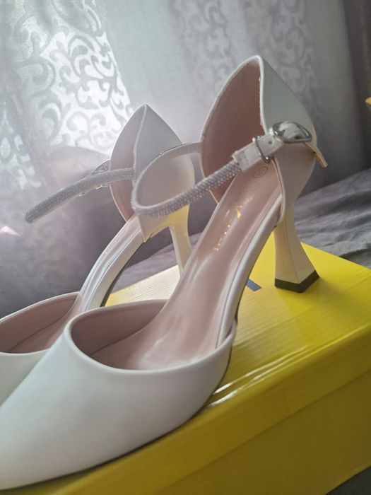 Туфли женские белые