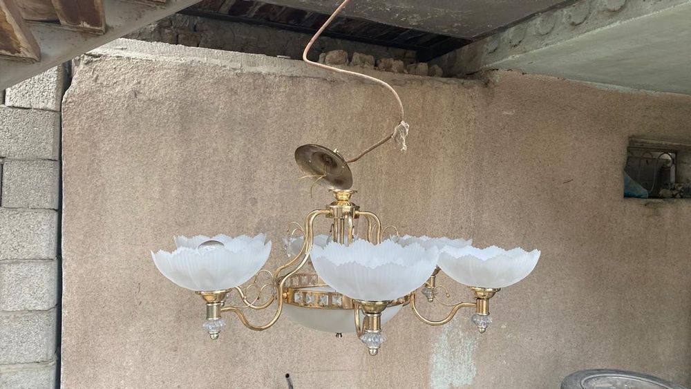 Люстра в хорошем состоянии