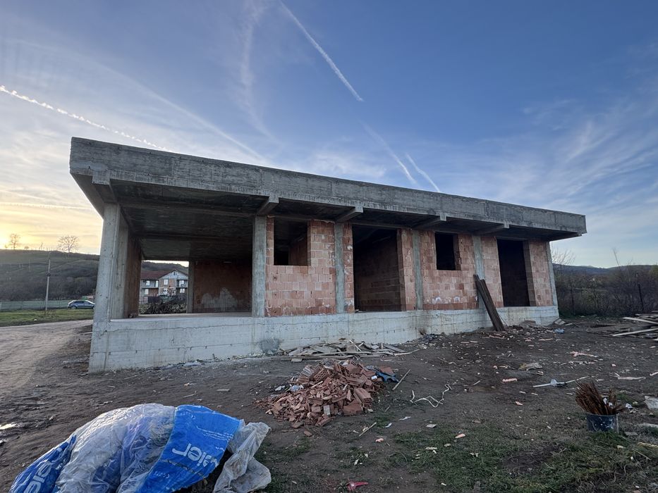 Constructii case la rosu,gri sau la cheie