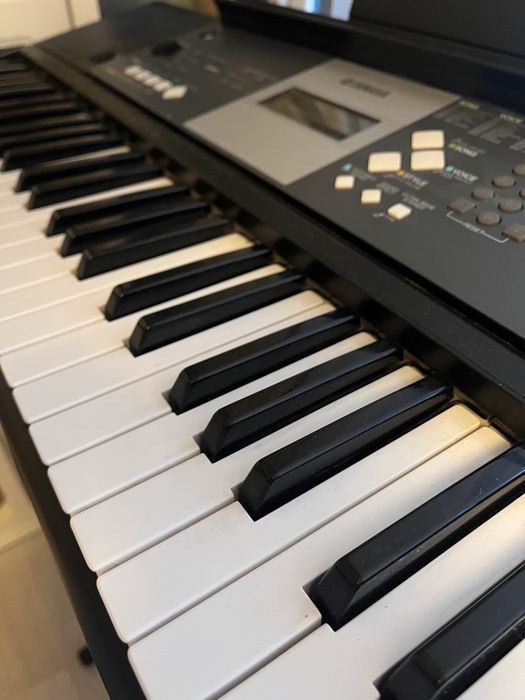 Pianină/Claviatură Yamaha – stare impecabilă, ca nouă + suport inclus
