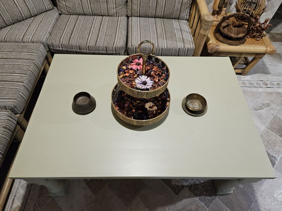 Дървена маса за хол