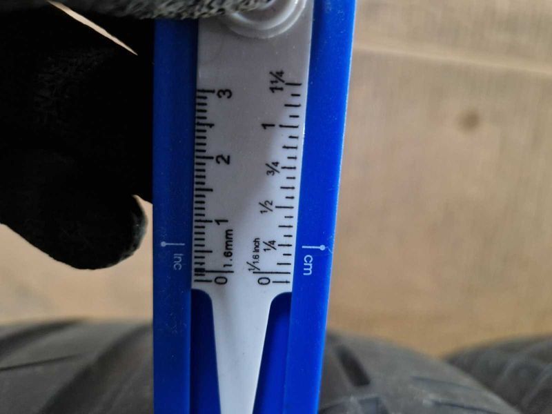 4 Bridgestone R18 245/50
летни гуми
DOT4320