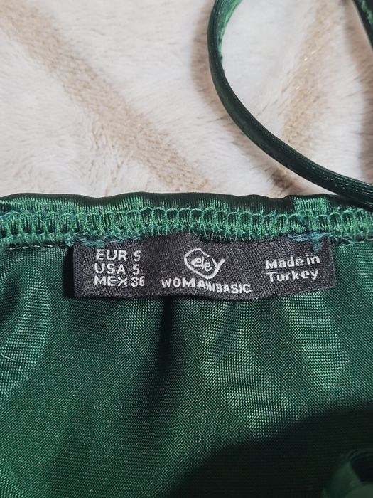 Vând rochie elegantă verde smarald