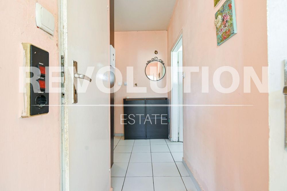 Двустаен апартамент в ж.к. Люлин 9