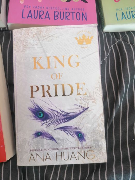 Продавам седем книги