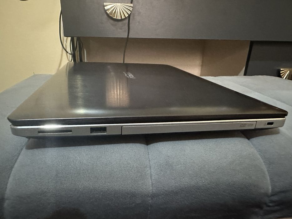 Ноутбук ASUS .зор нахрда