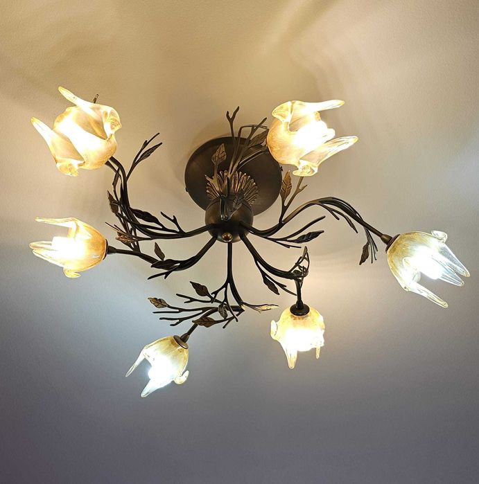 Lustră elegantă din fier forjat cu LED, stare foarte bună, becurile incluse în preț