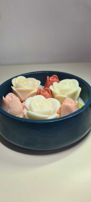 Свещи цветя от соев восък в гипсокерамични ръчно изработени изделия