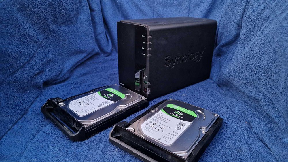 NAS Synology DS218+ + 2x1TB Seagate Barracuda (2TB total)