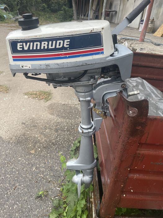 Два извънбордови двигатели Suzuki и Evinrude