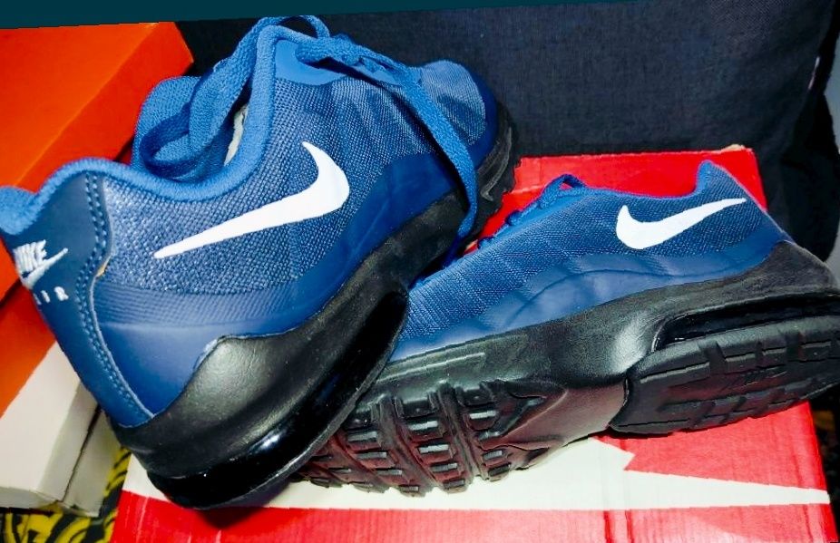 Pantofi Nike Air Max.