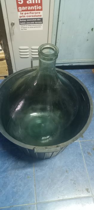 Damigeană și fripteoză