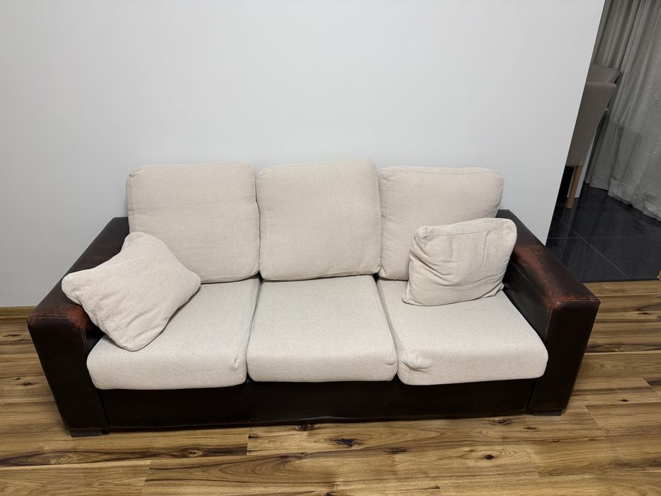 Една  3 -ка и една 2-ка дивани, много чисти, с качествени калъфи + възглавници с цип, които се перат.