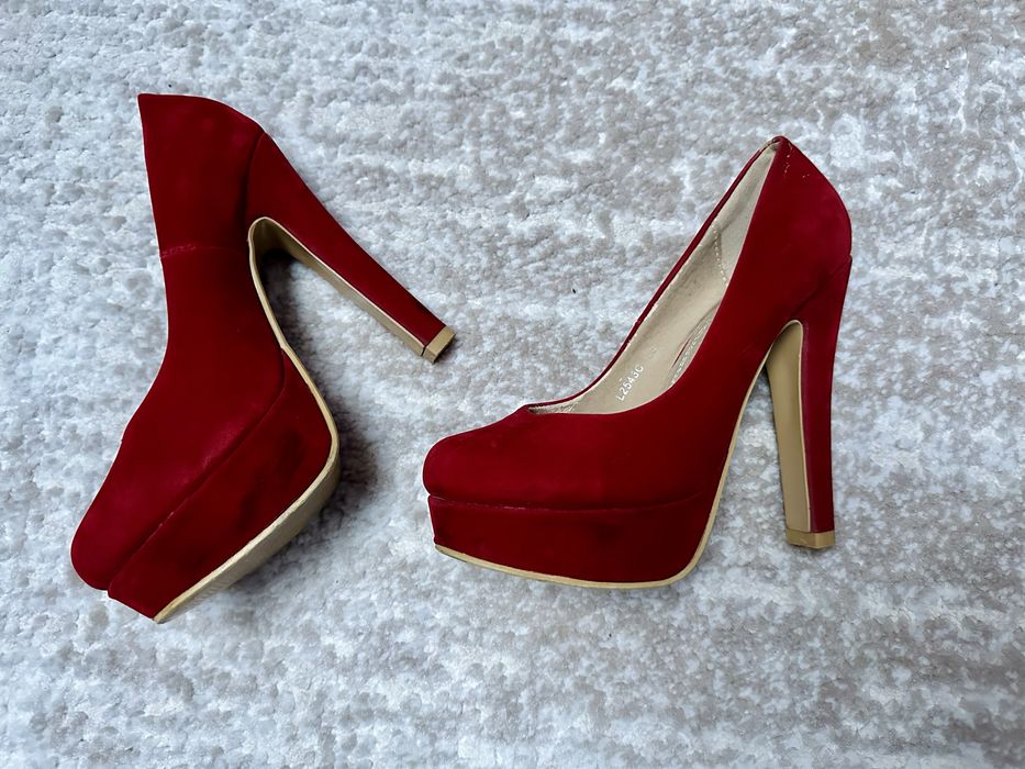 Pantofi rosii cu toc