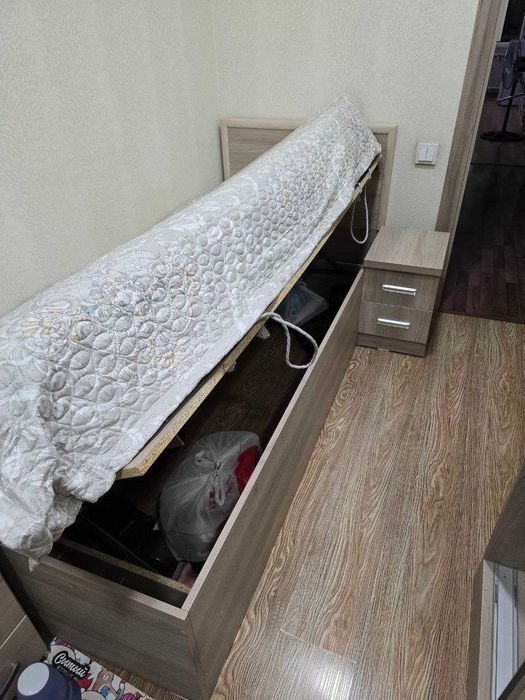 Комплект мебели - кровать, стол, шифоньер