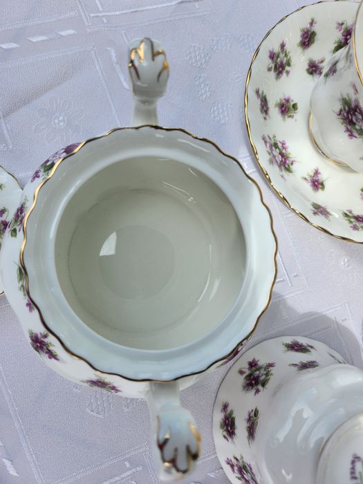 Royal Albert Sweet Violets (сладки теменужки)