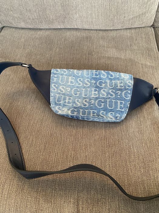 Чанта за кръста на Guess, комбинация дънков плат и кожа