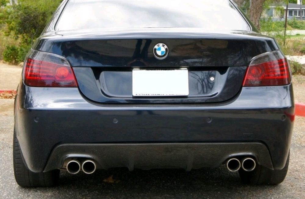 Difuzor bara spate prelungire lip compatibil BMW Seria 5 E60  E61  negru lucios montare plug and play