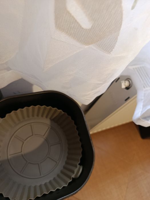 Air Fryer  cu grilaj și tava de silicon 100lei